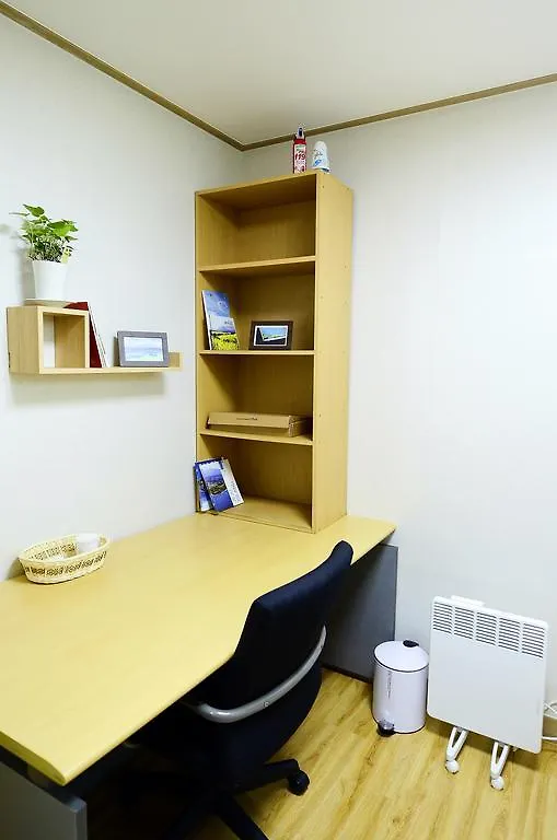 Ganderak Guesthouse Jeju 2*,