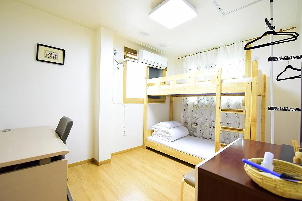 Ganderak Guesthouse Jeju 2*,